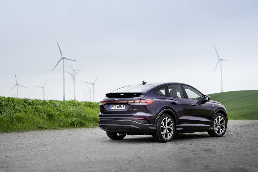  Audi Q4 Sportback 40 e-tron S line 2021 года  (WW) (фото 12 из 23)